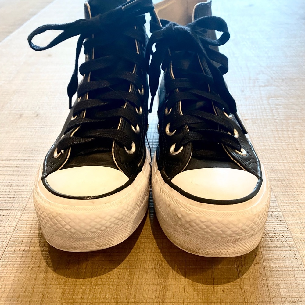 Converse Women's Chuck Taylor leathers All Star Lift Clean Sneaker